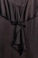 Top de tirantes finos color marrón topo, con escote redondo y detalle de volantes drapeados en el frente.