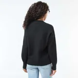 Sweater de punto color negro con cuello en pico y mangas largas con puños acanalados.
