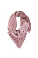 Pañuelo o pashmina cuadrado, color negro con estampado de líneas blancas que simulan costuras o puntadas. El tejido es plisado.