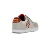 Championes urbanos Osiris Defender, color beige con detalles en gris y bordó, con logo en el lateral y suela blanca.