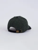 Gorra con diseño a cuadros en tonos beige y marrón, con visera marrón y logo de la marca en el frente.