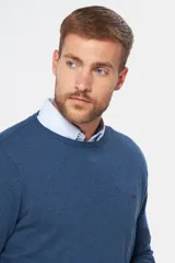 Buzo de punto color verde oscuro, con cuello redondo y mangas largas.