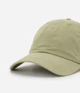 Gorra color verde oliva, estilo dad hat, confeccionada en sarga de algodón BCI, con visera curva y ajuste trasero con hebilla.