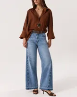 Jean de corte wide leg en denim celeste claro, con diseño de perneras amplias y dobladillo ancho en la parte inferior.