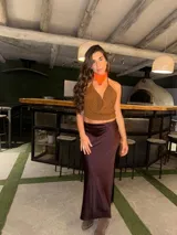 Gargantilla tejida al crochet con hilo de seda viscosa color naranja, de forma triangular.