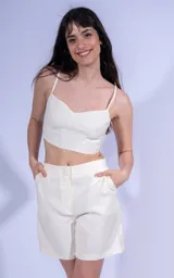 Top corto color amarillo con breteles finos y escote recto.