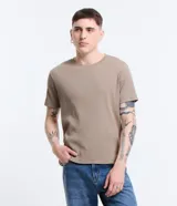 Remera de corte muscle fit, manga corta y cuello redondo, confeccionada en tejido de ribana con textura acanalada.