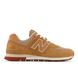 Championes urbanos New Balance modelo 574, color marrón claro, confeccionados en gamuza y malla, con logo "N" característico en los laterales y entresuela ENCAP.