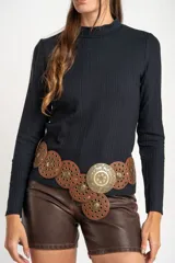 Polera negra de viscosa con cuello alto y mangas largas.