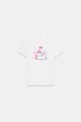 Camiseta de corte slim fit confeccionada en mezcla de algodón, con cuello redondo y manga corta. Presenta un estampado gráfico central con diseño de personajes estilo tierno en tonos rosados y azules.