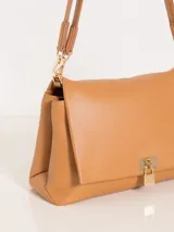 Cartera bandolera de cuero color caramelo, con cierre de candado dorado, doble correa de hombro y forro interior de poliéster con dos divisiones.