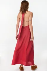 Vestido largo marrón de corte fluido y caída recta, con escote halter y tirantes anchos.