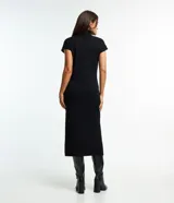 Vestido midi de punto color negro, con cuello alto, manga corta sin sisa y aberturas laterales. Presenta un diseño ajustado y texturizado.