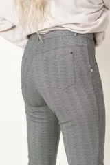 Pantalón beige alicrado jaspeado con falsos bolsillos adelante y dos bolsillos atrás.