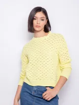 Sweater amarillo de tejido de punto con diseño de calados, manga larga y cuello a la base.