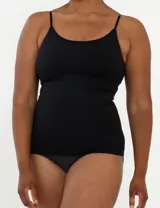 Top modelador negro con breteles finos.