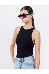 Lentes de sol Tiwi modelo Valette, con montura octogonal bicolor negra y rosa, lentes degradadas borgoña y logo de la marca en la patilla.