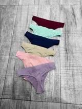 Pack de seis bombachas tipo colaless de microfibra, con diseño sin costuras y cintura elástica. Incluye colores variados como bordó, verde menta, azul marino, beige, rosado y lila.