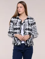 Chaqueta de tweed en blanco y negro con patrón de cuadros, escote redondo, bolsillos frontales con botones metálicos y flecos decorativos en los bordes y puños.