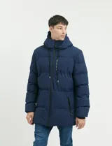 Campera puffer de corte largo, color verde militar, con capucha fija, cierre frontal y puños elásticos internos.