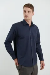 Camisa de vestir de hombre color gris oscuro, de manga larga y corte clásico.