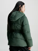Campera puffer verde oscuro de nailon con cinturón con hebilla y logo Calvin Klein.