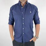 Camisa azul marino a rayas verticales, de corte clásico con cuello italiano y mangas largas con puños abotonados.