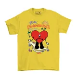 Remera de algodón color rosado con estampa frontal inspirada en el álbum Un Verano Sin Ti, que presenta el icónico corazón triste, palmeras, delfines y flores.