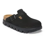 Zueco tipo mule de gamuza negra con hebilla lateral ajustable, plantilla de corcho anatómica y suela de plataforma dentada de goma negra.