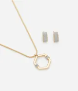 Conjunto de bisutería compuesto por un collar de cadena fina con dije hexagonal y un par de aros tipo argolla pequeña, ambos con detalles en acabado brillante y baño en tono dorado.