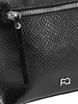 Cartera bandolera color negro con textura efecto reptil y acabado en charol. Cuenta con un bolsillo exterior frontal con cierre, herrajes plateados y correa ajustable.