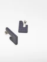 Aros colgantes con forma geométrica de cuadrícula, hechos de resina color lila y cierre de broche.