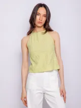 Top sin mangas color verde claro, con cuello halter y espalda baja.