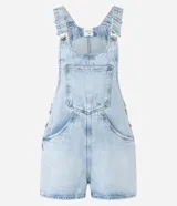 Peto corto de jeans marmorizado celeste, con tirantes ajustables, bolsillo tipo canguro y cierre lateral con botones.