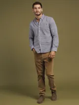 Camisa de vestir a rayas verticales azules y blancas, de corte regular fit y manga larga.