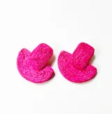 Par de caravanas colgantes color fucsia, realizadas en rafia sintética con forma geométrica de cuadrado y media luna. Se ajustan con perforación.
