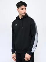 Canguro negro con capucha, corte clásico, mangas largas con franjas grises y logo de la marca bordado en el pecho.