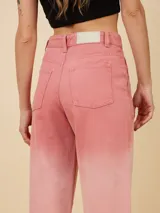 Pantalón jean celeste de corte recto, con cintura alta y bolsillos frontales tipo parche.