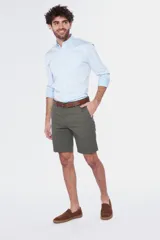 Bermuda gris con bolsillos laterales y traseros.