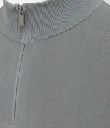 Suéter gris de viscosa texturizada, corte comfort, con cuello alto y cierre de cremallera.