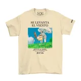 Remera de algodón color beige con estampa cinematográfica frontal inspirada en la película Se Levanta el Viento de Studio Ghibli, con tipografía en español y japonés.