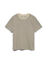 Remera de manga corta con hombros caídos y cuello redondo, confeccionada en tejido de punto de algodón orgánico con diseño de rayas horizontales.