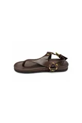 Sandalias planas Daniel Cassin modelo Bulu, color marrón, tipo dedo con tira en forma de T, hebilla metálica dorada de ajuste en el lateral y tira en el talón.