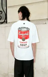 Remera blanca de manga corta, con cuello redondo y calce regular. En la espalda presenta un gran estampado inspirado en la icónica lata de sopa Campbell's de Andy Warhol.
