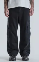Pantalón de jogging negro de frisa, con cintura y puños elásticos. Posee bolsillos laterales y un bolsillo cargo adicional con cierre en el muslo derecho.