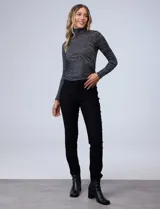 Pantalón negro de gabardina elastizada, marca Sioni, de corte recto. Tiene pretina con pasadores, botón y cierre. Delantera con bolsillos simulados y trasera con bolsillos aplicados.