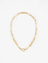 Collar dorado de acero quirúrgico hipoalergénico con eslabones tipo fígaro.