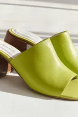 Sueco negro de cuero con taco de madera.