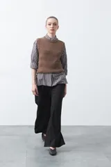 Chaleco tejido de algodón en color marrón, con diseño de textura acanalada y corte recto.