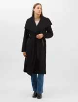 Tapado largo de paño color negro con cuello solapa amplio, cierre frontal con botones y lazo de ajuste en la cintura. Cuenta con bolsillos laterales y forro interno a tono.